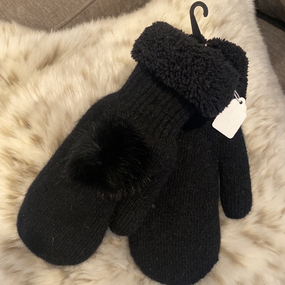 Ladies Black Pom Pom Mittens NWT - Picture 4 of 4